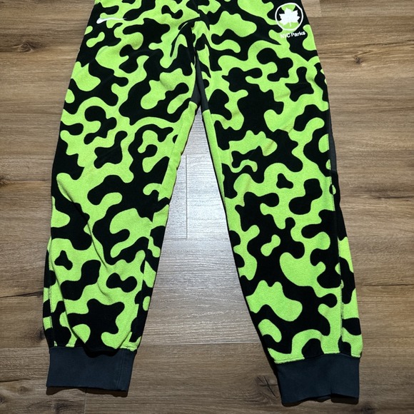 NIKE Pants Men's MEDIUM Black Green Polar Fleece Jogger NYC Parks CU1396-313 - Picture 3 of 13
